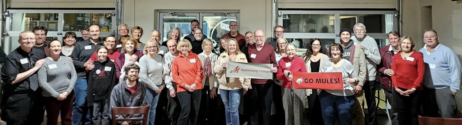 A large group of Muhlenberg alumni gathered in a brewery