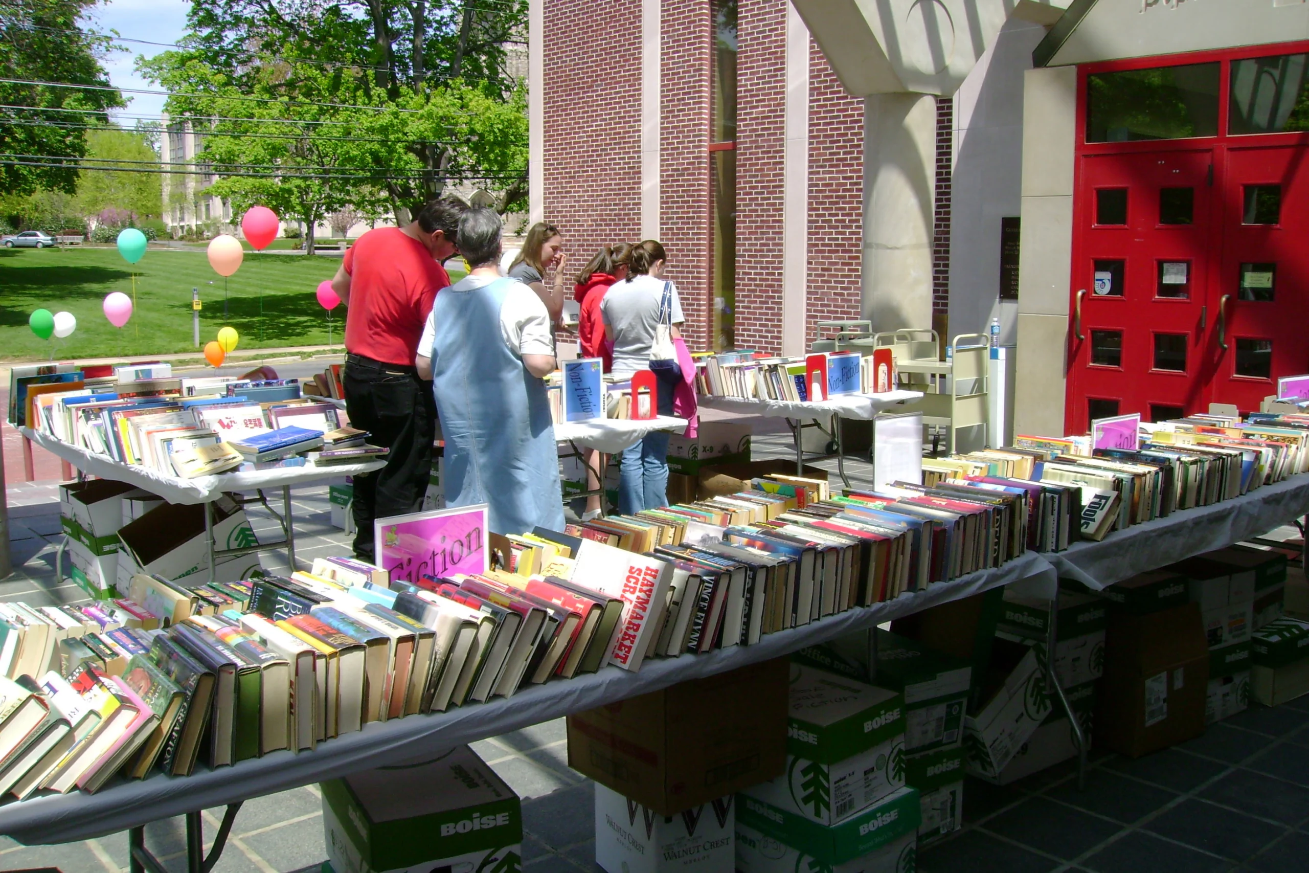Library’s Annual Book Sale Welcomes Alumni Donors, Shoppers